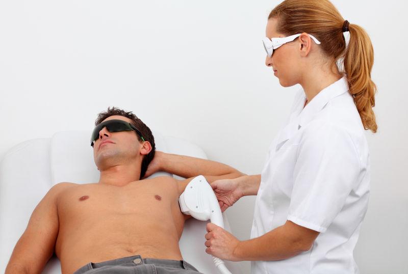 激光脱毛的皮肤护理图片素材 年轻的女美容师为男子做激光脱毛创意图片 Jpg格式 未来素材下载