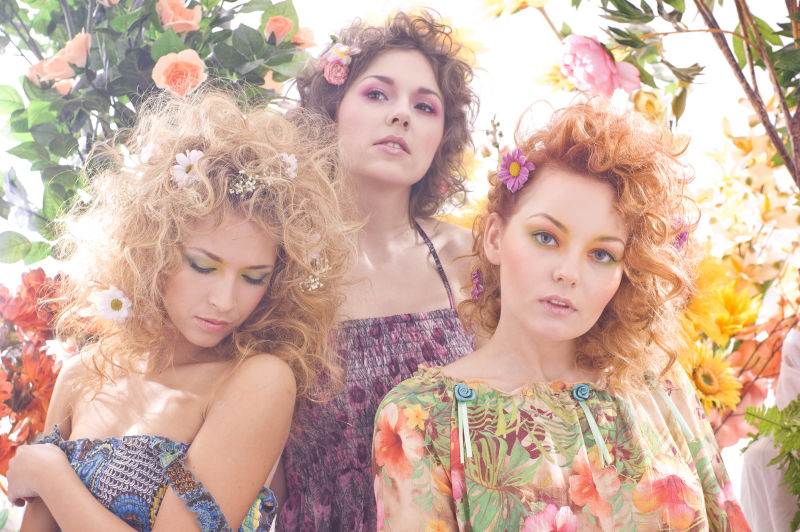 林中的三位年轻美女