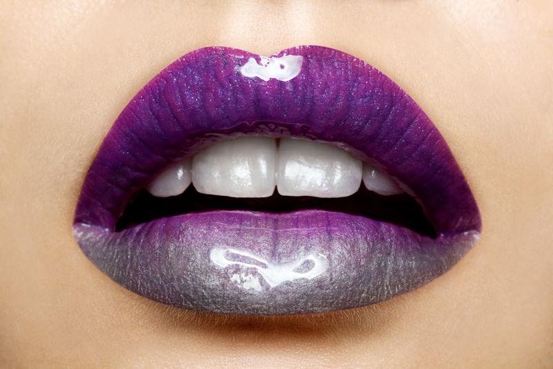 紫色至银色渐变的女性嘴唇