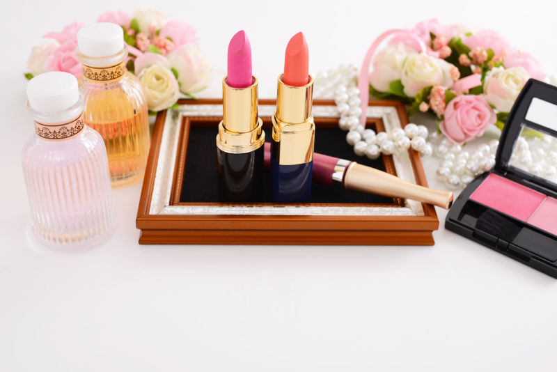 两种颜色的口红