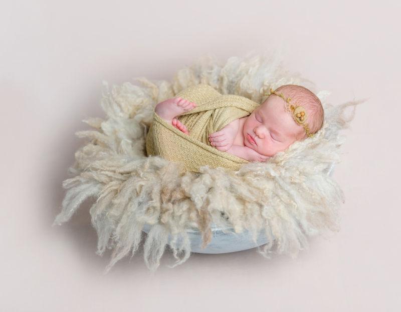 黄色毛茸茸毯子上睡着的婴儿