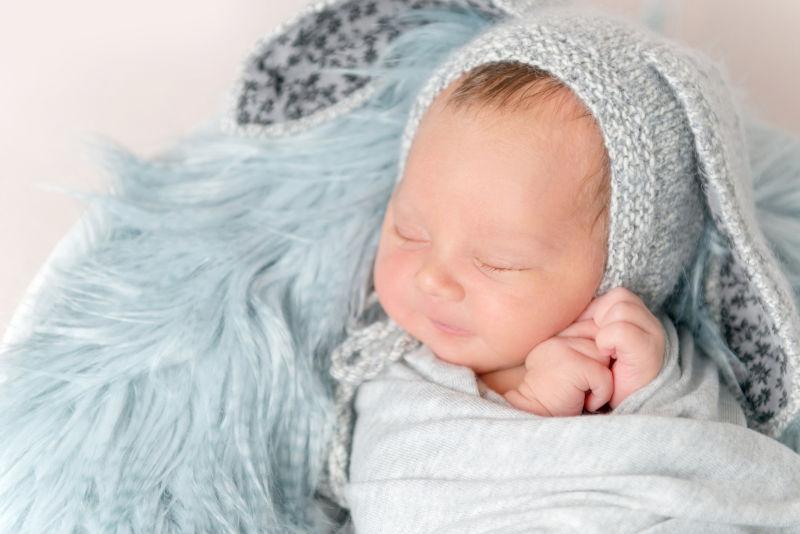 睡在毛茸茸毯子里的新生儿