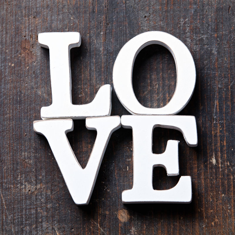 木桌上的英文字母爱