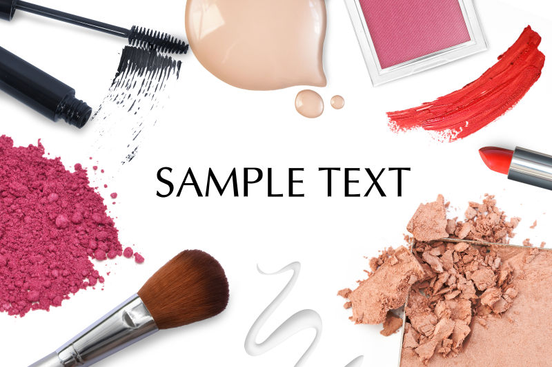 白色背景下的刷子和化妆品