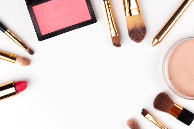 白色背景下的不同女性化妆品