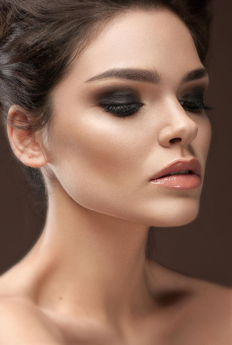 美丽的年轻浓妆女子