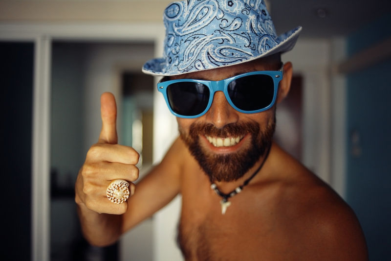 带着时尚帽子的男人