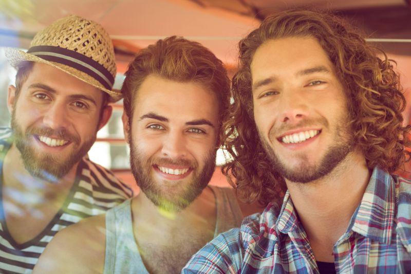 三个年轻男人的合影