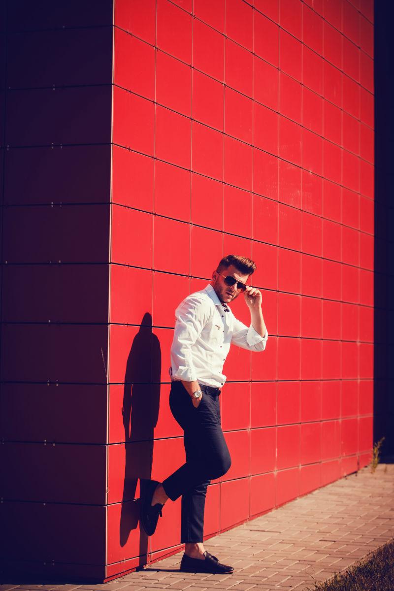 穿着时髦的年轻人