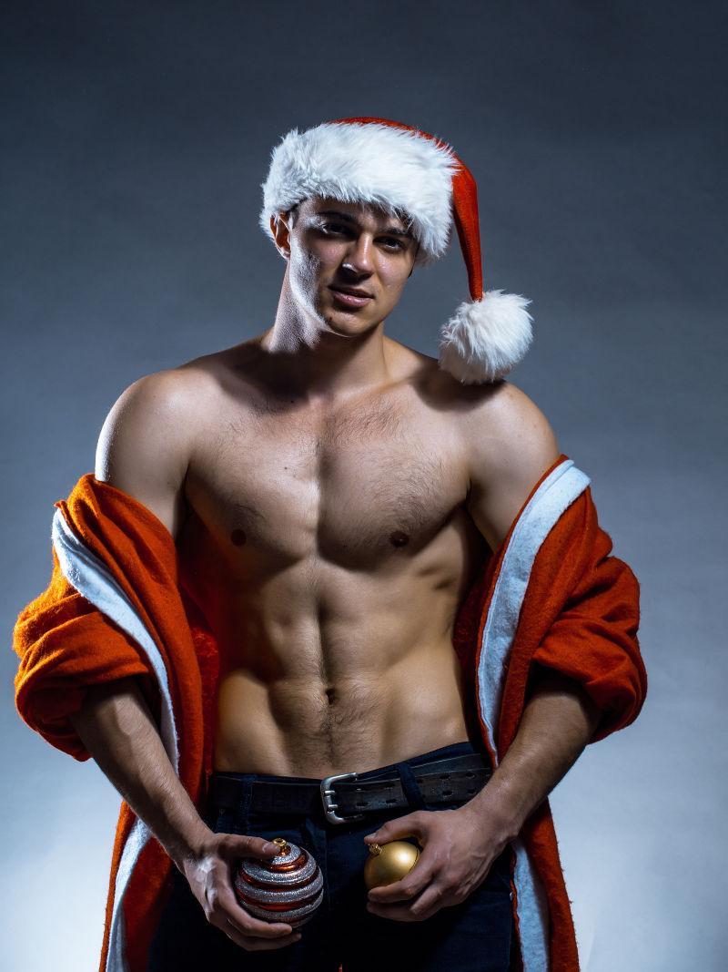 年轻的英俊肌肉发达男人