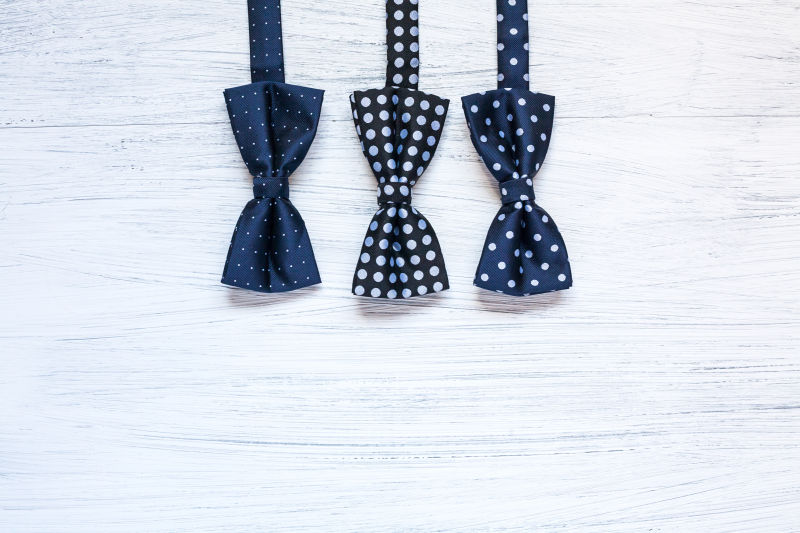 白色背景上的三个领结