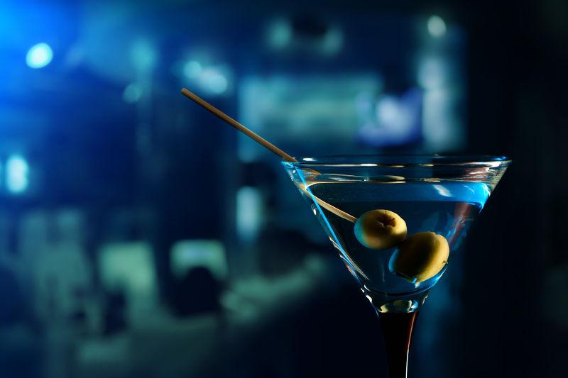 玻璃杯中的马蒂尼鸡尾酒