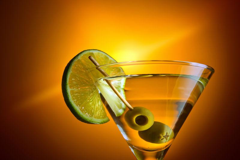 在橙色的背景上加了石灰和绿色橄榄的马蒂尼