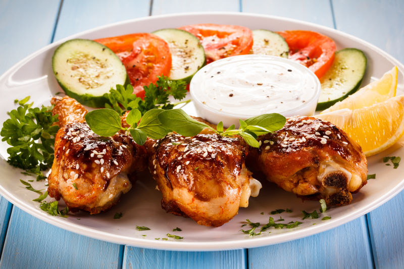 白色木质板上好吃的肉类菜肴