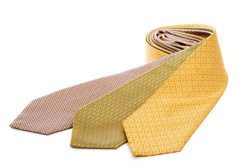 白色背景上三条男装领带