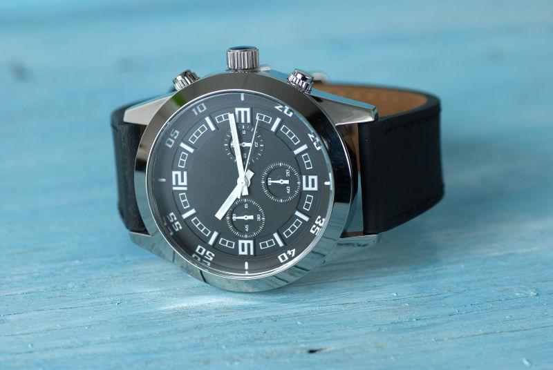 蓝色木桌子上的手表