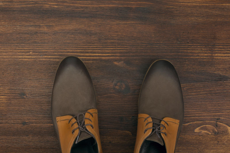 木地板上的男式皮鞋