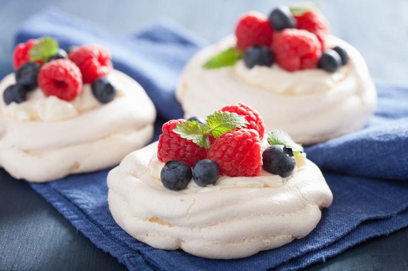 美味的奶油浆果蛋糕