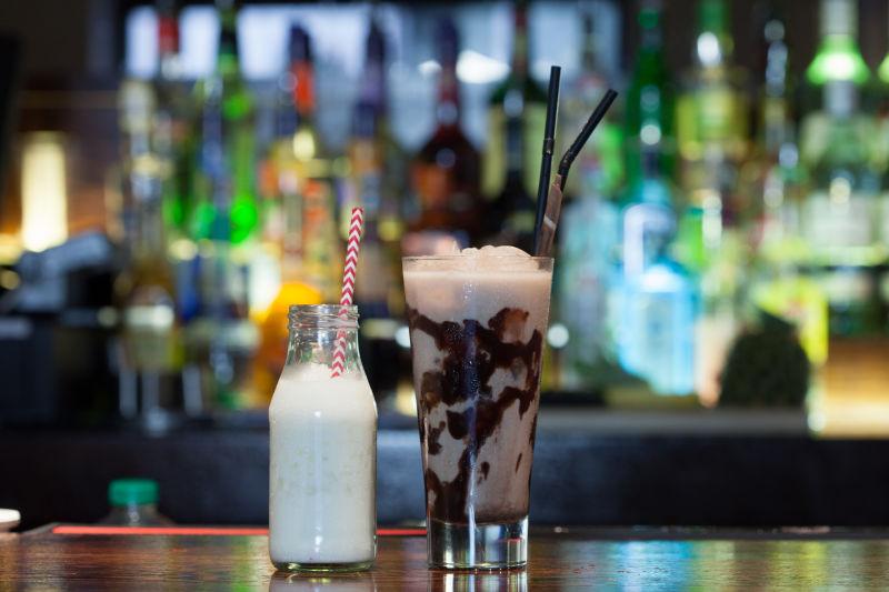 在一家高档酒吧附近喝些令人垂涎三尺的饮料