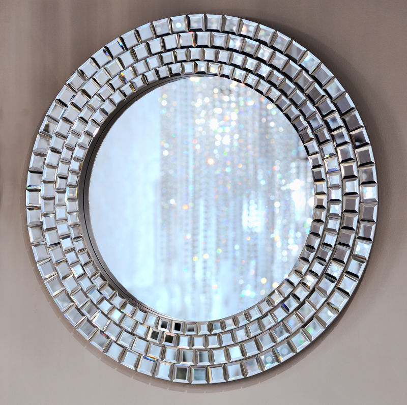 灰色背景上的圆形镜