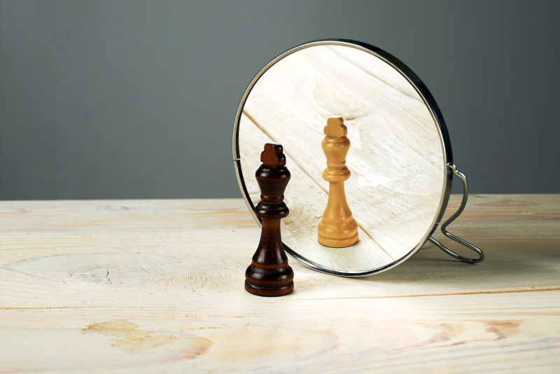 国际象棋与镜子中的象棋