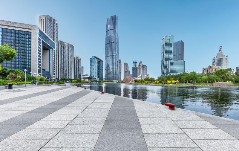 河边的现代建筑