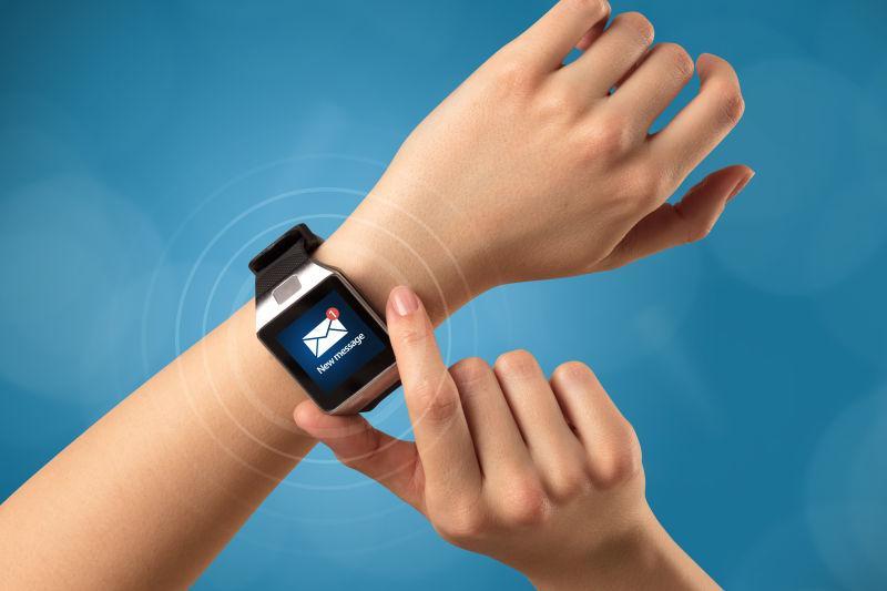 女性手在她的智能手机上收到新信息