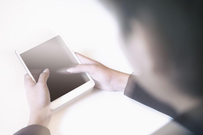 商家手持数码平板电脑