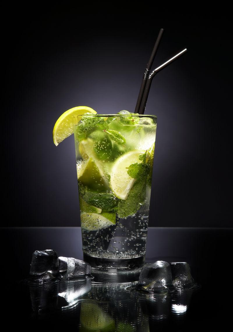 黑色背景上的莫吉托鸡尾酒