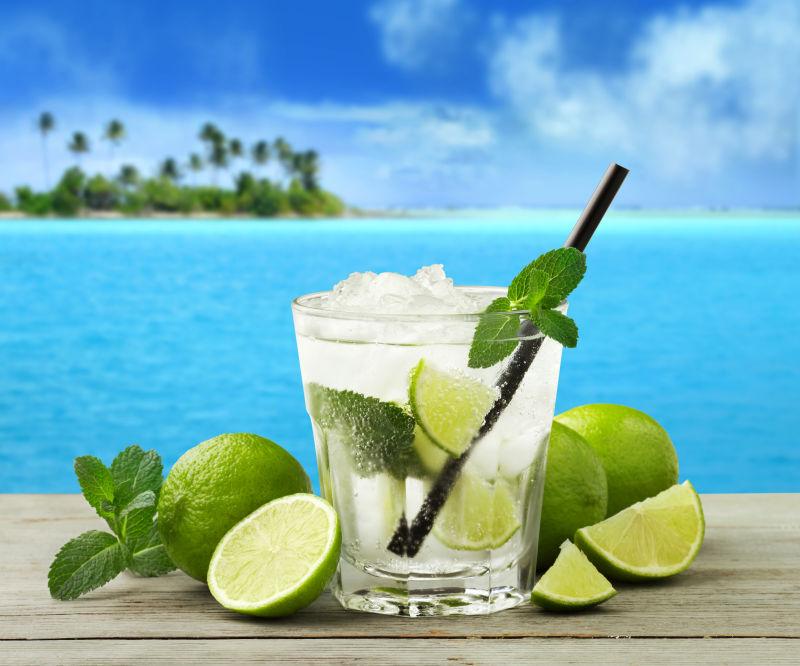 海边木桌上的鸡尾酒