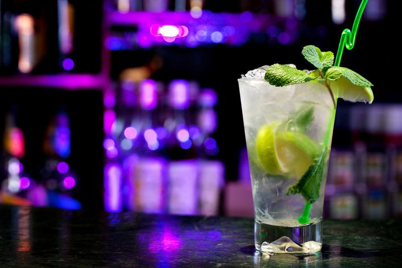 吧台上的莫吉托鸡尾酒
