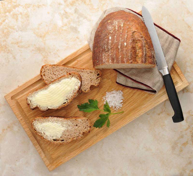 案板上的用油涂抹切成块的面包