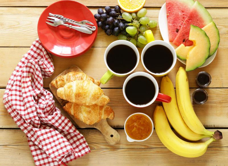 桌子上的水果和早餐
