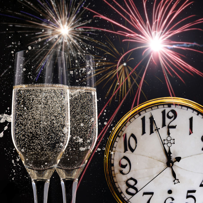 新年烟花背景下的两杯香槟酒