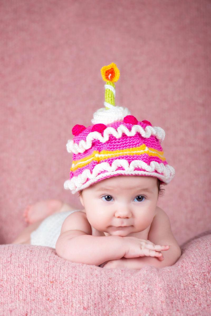 新生儿戴着温暖的针织帽子
