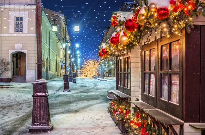 莫斯科初冬圣诞球和树装饰的城市夜景