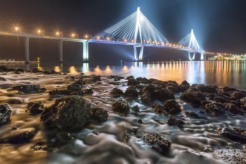 美丽的海边大桥夜景