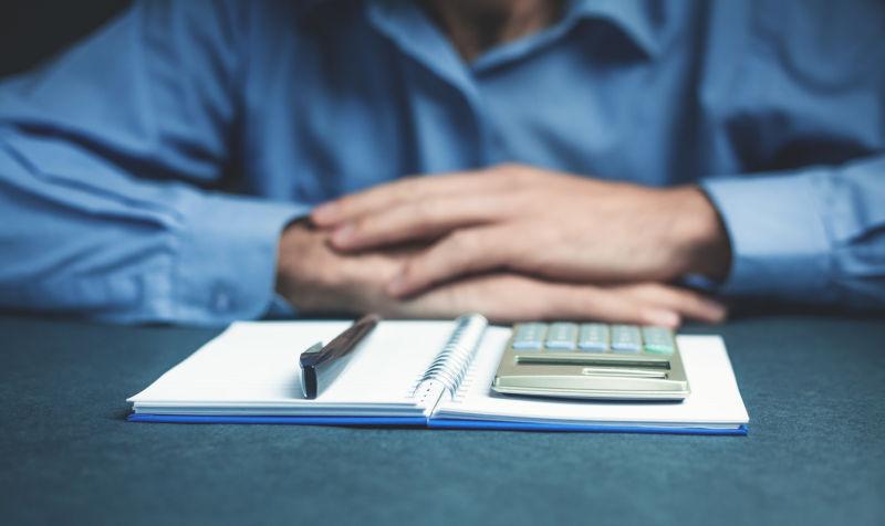 看着桌面上的计算机的男人