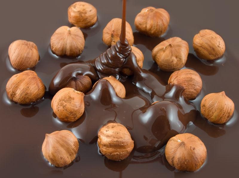 巧克力在坚果上流动