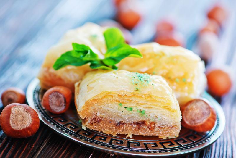 带蜂蜜和坚果的糕点