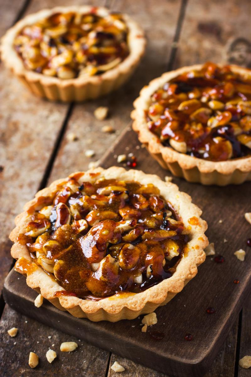 用坚果和焦糖调味的糕点