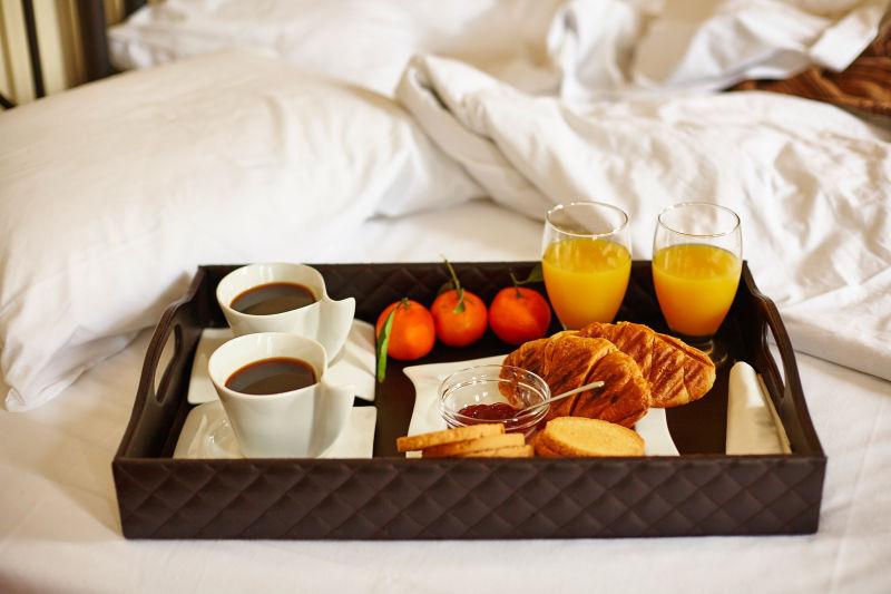 床上餐盒里的美味早餐