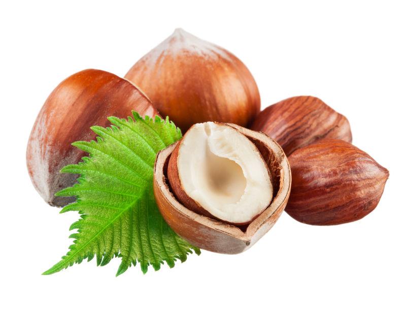 榛子与绿色叶子