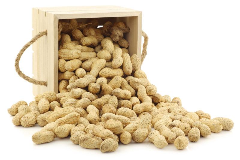 木质盒子里倒出的花生