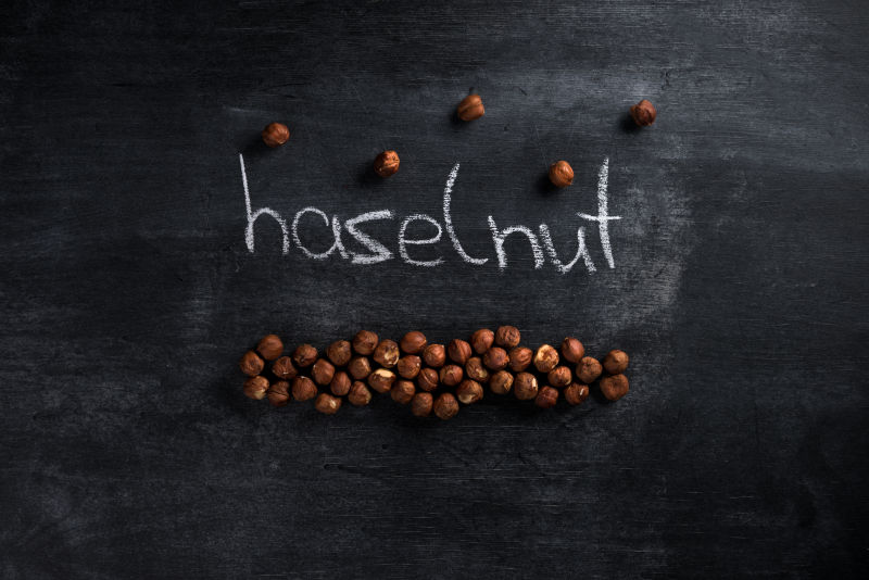 黑色背景上的干果