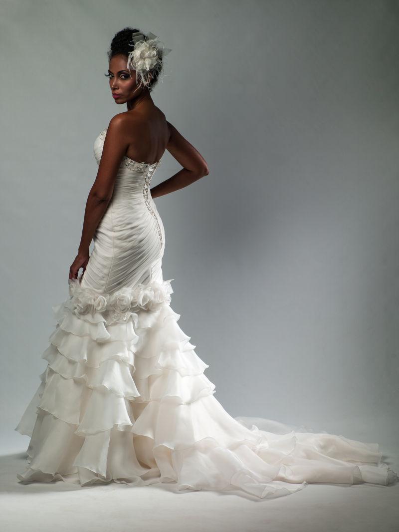 穿着婚纱的年轻美丽的非洲裔美国妇女