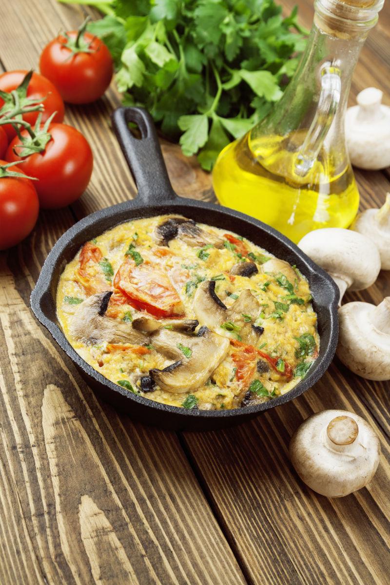 用蘑菇和西红柿煎蛋卷