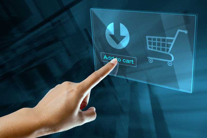 一个女人在网上买东西并在屏幕上添加购物车