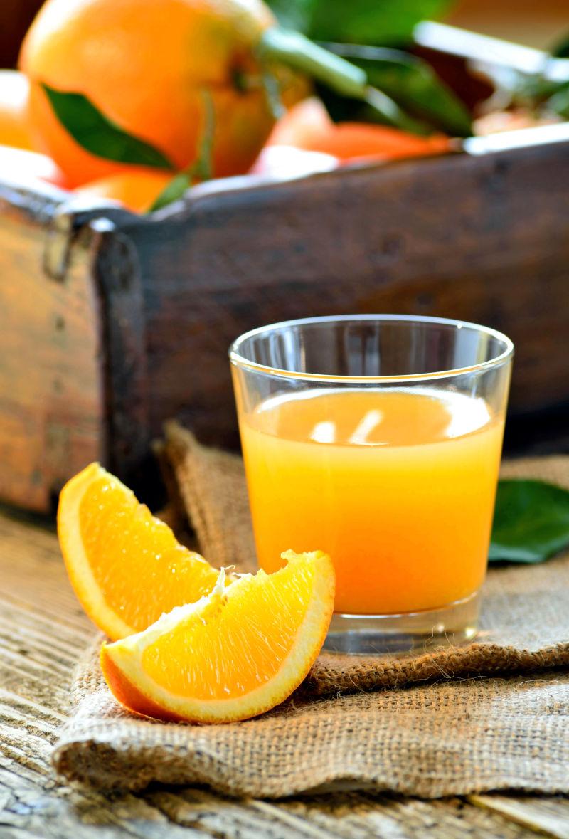 桔子汁和新鲜柑橘在乡村木材上