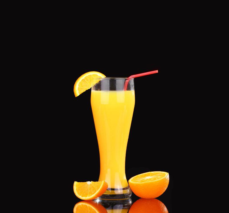 黑色背景下的高玻璃杯中的新鲜有机橙汁和伏特加